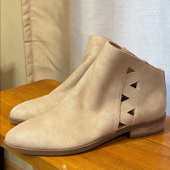 LUCKY BRAND JAKEELA TAN SUEDE ANKLE BOOTIES NWOT SIZE 5.5 - Picture 1 of 11